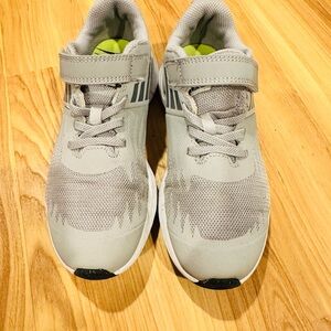Nike Gray girl/kids Sneakers - size 2.5